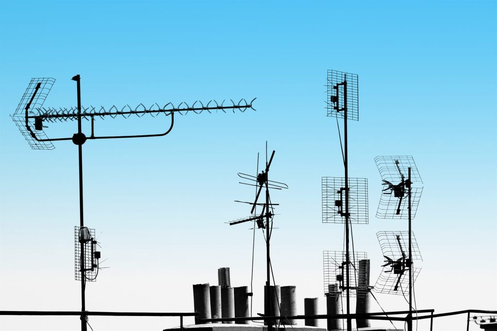 Siluetas de antenas en el tejado de un edificio