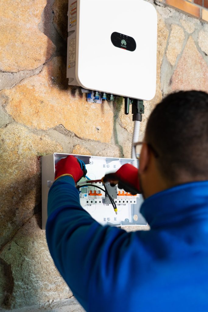 Electricista trabajando en una caja eléctrica