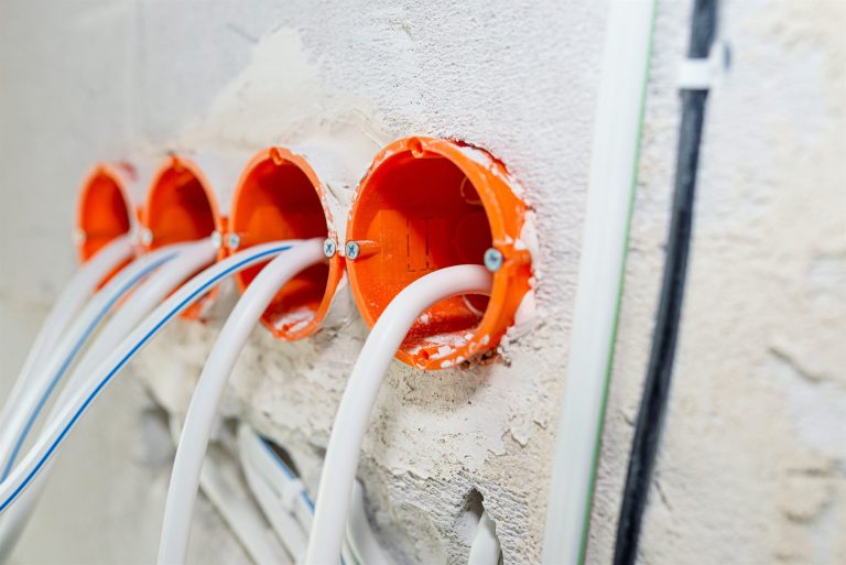 Instalación de cableado eléctrico en la pared