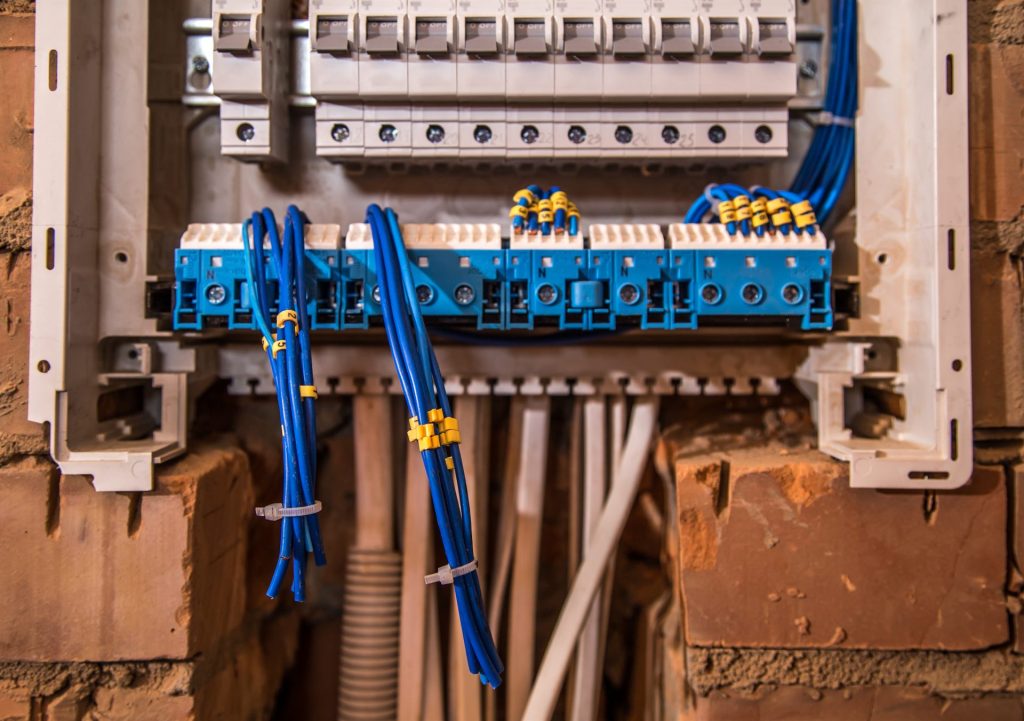 Montaje de un cuadro eléctrico por un electricista